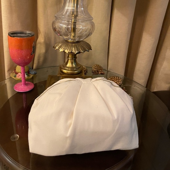 Dolce & Gabbana Cream Bag with Gold Accent - Picture 7 of 16